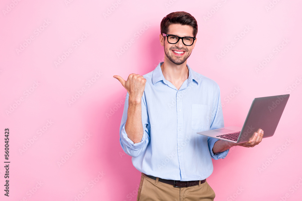 Fototapete Photo of positive successful man user demonstrate empty space recommend buy modern device netbook isolated on pink color background