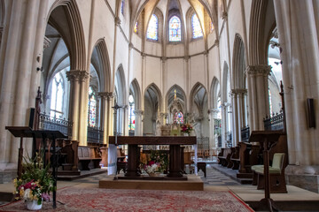 Fototapeta na wymiar Saint-Vaast-la-Hougue. Chœur et autel de l'église Saint-Vaast Manche. Normandie 