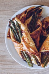 Asparagus baked in puff pastry with ham and cheese