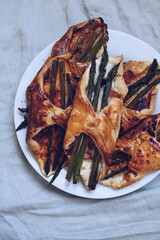 Asparagus baked in puff pastry with ham and cheese