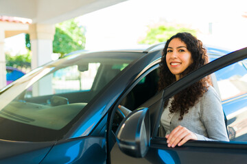 Fototapeta na wymiar Smiling woman ready for a trip in her car