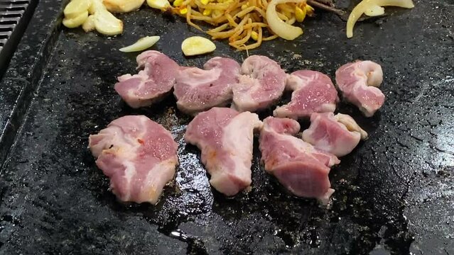 한국 돼지고기 특수부위 항정살 돌판에 굽는다