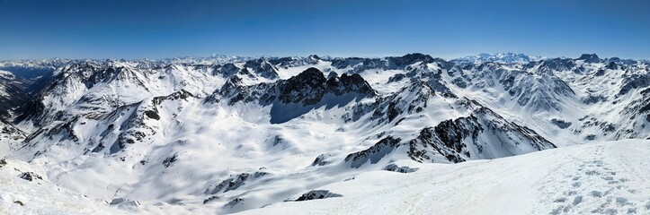 Skitour in Davos. Ski touring on the big Schwarzhorn 3145m. Wonderful winter tour to the summit above the Fluelapass.