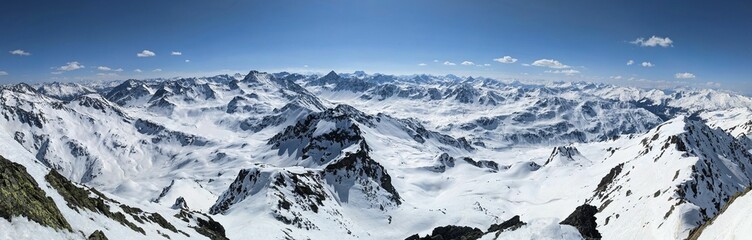 Fototapeta na wymiar Large mountain panorama on the Gorihorn Isentallispitz with a view of many mountain peaks in Davos. Skitouring in winter