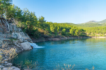 Fototapeta na wymiar Scenic view of Doyran lake with reflection of mountains 