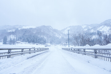 Fototapeta na wymiar 橋の雪道
