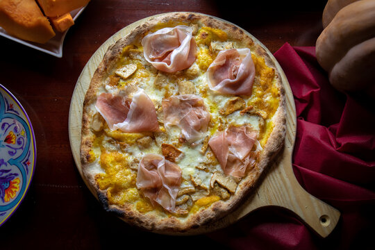 pizza alla zucca e crudo