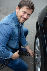 Obraz premium man inflating a car tyre