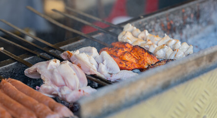 Hähnchenspieße auf einem Holzkohlegrill im Bo-Kaap Viertel Kapstadt