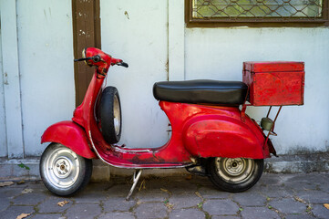 Fototapeta na wymiar old red scooter