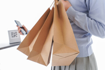 QRコード決済をする若い女性