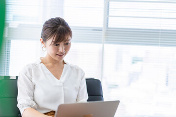 Obraz premium パソコンで仕事をする女性経営者