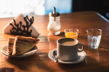Un desayuno completo de una cafetería familiar