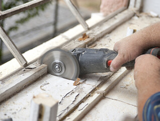 Electric mini-circular saw for repair and construction work