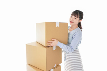 断捨離をする若い女性