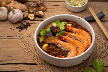 Shrimp potted with vermicelli ,Shrimps baked with glass noodles and mixed with various spices (goong ob woon sen)
