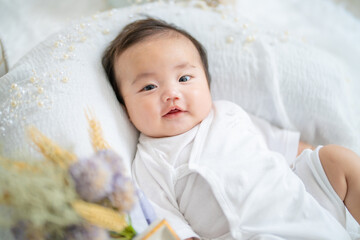 生後100日(生後3カ月)を迎えた赤ちゃん