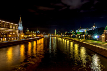 Fototapeta na wymiar Moscow river and the Kremlin at nigh