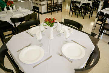 Pratos na mesa com carne na panela e salada lindas de ver.