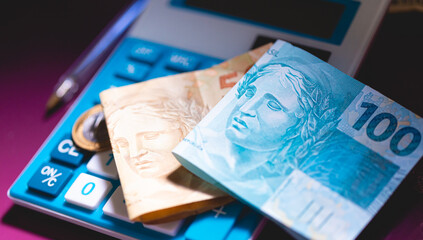 Notas do Real Brasileiro sobre uma calculadora em fotografia macro. Economia Brasileira, finanças,...