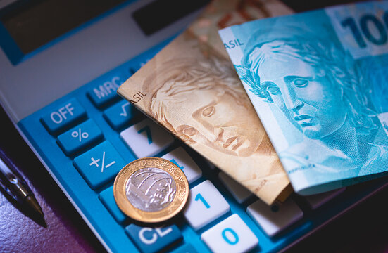 Notas do Real Brasileiro sobre uma calculadora em fotografia macro. Economia Brasileira, finan&ccedil;as, taxa de juros e infla&ccedil;&atilde;o.
