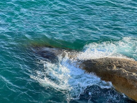 Sea breaking waves on the rocks.