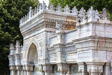 Obraz premium Pertevniyal Valide Sultan Mosque in Laleli, Istanbul, Turkey. Ottoman mosque in gothic style. The gate with rich marble carving and fragments of Q'ran text in Arabic. Art or architecture concept