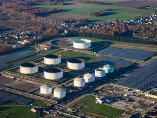 vue aérienne de réservoirs d'hydrocarbure et de panneaux solaires à Gargenville dans les Yvelines en France - 560209449