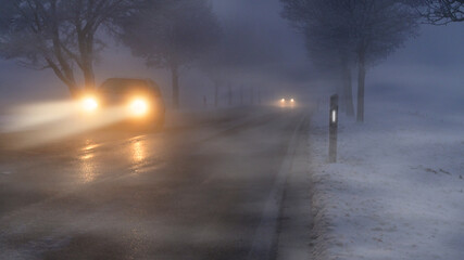 Autos im Winter bei Nebel und schlechter Sicht.