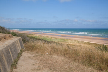 Fototapeta na wymiar Omaha Beach in der Normandie nahe Colleville-sur-Mer, Blick vom Widerstandsnest WN 62, August 2022