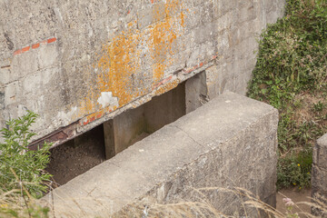 Fototapeta na wymiar Omaha Beach in der Normandie nahe Colleville-sur-Mer, Blick auf den Bunkereingang des Widerstandsnests WN 62, August 2022