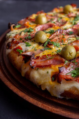 pizza de tocino con queso derretido y aceitunas