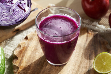 Purple cabbage juice with fresh cabbage, apples and lime