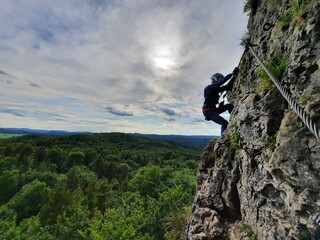 Kind am Klettersteig