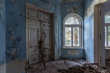 Fototapeta na wymiar Old forgotten abandoned house interior