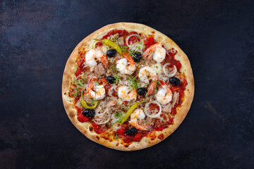 Traditionelle italienische Pizza frutti di mare Riesengarnelen, Tunfisch und Oliven serviert als...