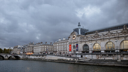 Croisi&egrave;re romantique sur la Seine au cr&eacute;puscule