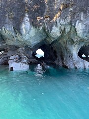 Rocas de marmol sobre aguas azules. Belleza natural