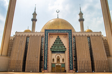The Abuja National Mosque (Arabic: مسجد أبوجا الوطني), known as the Nigerian National Mosque, is the national mosque of Nigeria. The mosque was built in 1984 and is open to the non-Muslim public - obrazy, fototapety, plakaty