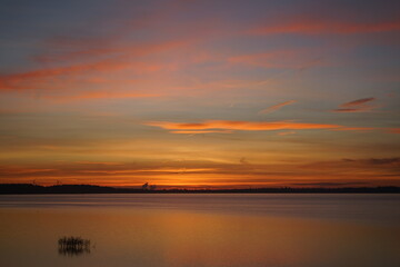 Sonnenuntergang am neuen See in Brandenburg