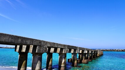 伊豆諸島新島の前浜海岸の桟橋跡と海の風景