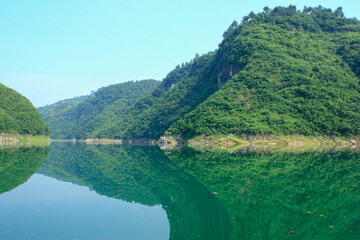 Fototapeta na wymiar mirror reflection of the mountains on the lake