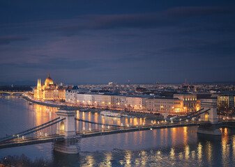 Fototapeta na wymiar Famous Chain Bridge and the Hungarian Parliament in dusk