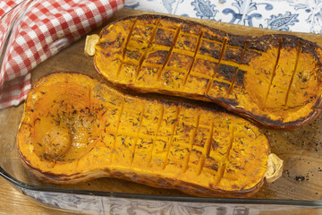 butternut couper et cuit avec des herbes