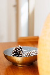 Fototapeta premium Décor doré pour Noël avec des pommes de pins