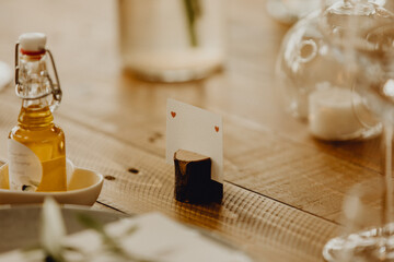 Mock-up marque-place mariage sur une table en bois