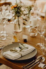 Obraz premium Décoration de table nature et chaleureuse, bois et olivier