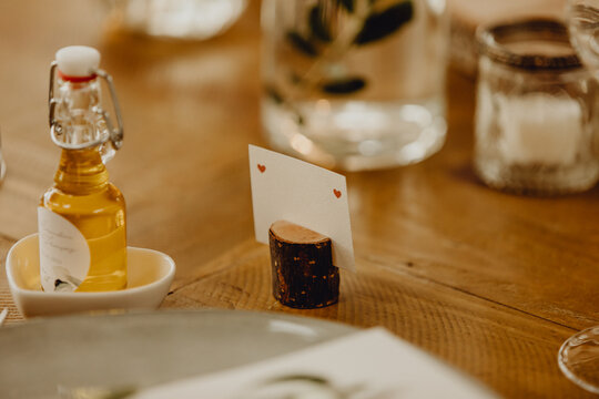 Mock-up marque-place mariage sur une table en bois