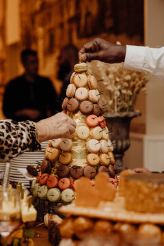 Pi&egrave;ce mont&eacute;e de macarons pour le dessert