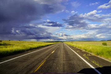 Poster Unendliche Straße auf der Route 66 in Amerika, auf der sich von links ein Umwetter zusammen braut und rechts die Sonne scheint. © Countrysights